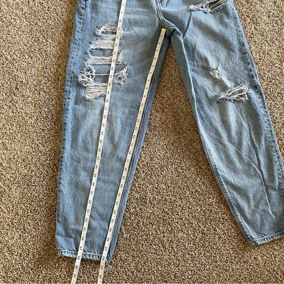 American Eagle Relaxed Mom Jeans Women’s 6 Long Blue Light Wash Tapered Ripped - Picture 13 of 16